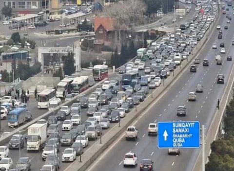 Bakının bir sıra yollarında nəqliyyatın sıxlığı yarandı