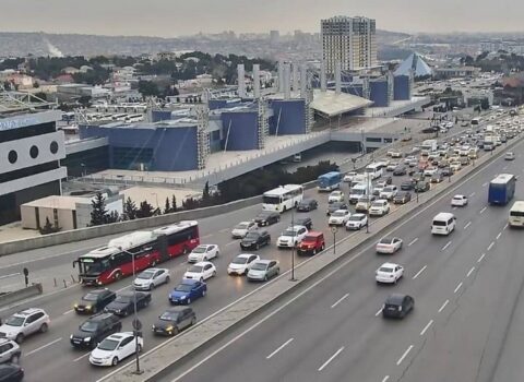 Bakının bir sıra yollarında nəqliyyatın sıxlığı yarandı