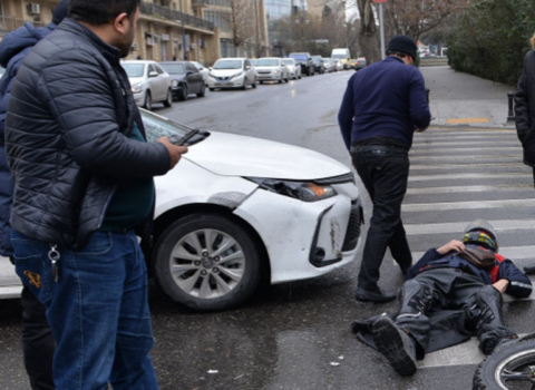 Bakıda avtomobil mopedlə toqquşdu, xəsarət alan var