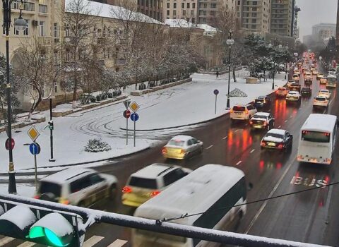 Bakının bir sıra yollarında nəqliyyatın sıxlığı yarandı