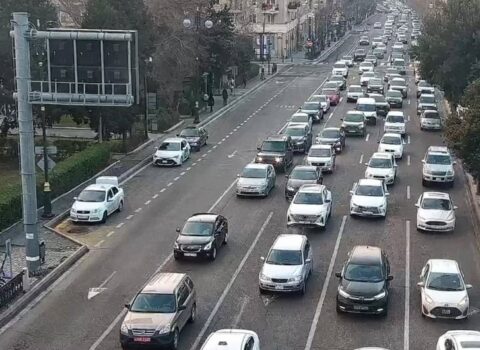 Bakının bir sıra yollarında nəqliyyatın sıxlığı yarandı