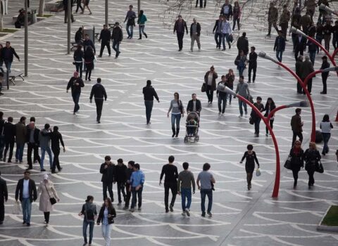 Bakıda sorğu: “Küçələr dardır, metro stansiyaları olmasa…” – VİDEO