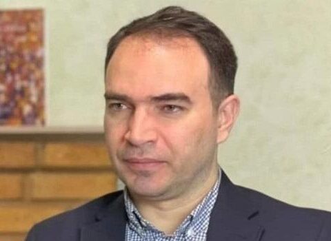 Adam bıçaqlayan keçmiş diplomatın məhkəməsi başladı