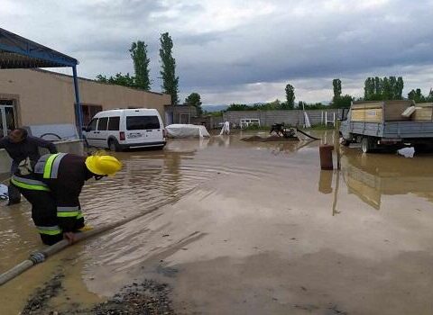 Bu kəndləri su basdı: 22 nəfər təxliyə olundu – Video