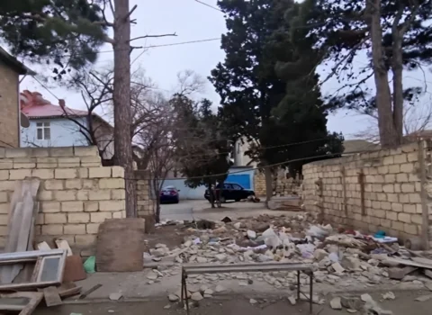 Yaşayış binasının həyəti ÇÖKDÜ: Sakinlər təşviş içində