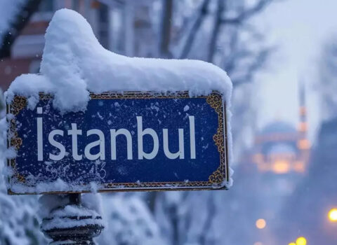 İstanbula güclü qar yağır: Uçuşlar dayandırıldı – Bakıya nə vaxt gəlir?