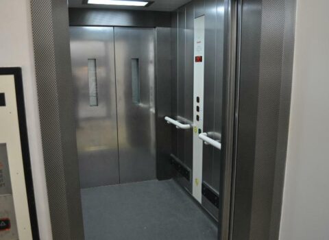 Bakı sakini liftdə köməksiz qaldı