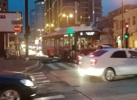 Bakının mərkəzində məlumatlandırıcı lövhə avtobus yoluna aşdı