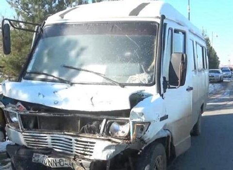Sərnişin avtobusu qəzaya uğradı: xəsarət alan var
