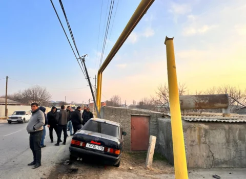 Babək rayonunda avtomobil qaz borusuna ÇIRPILDI – Xəsarət alan var