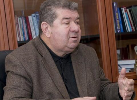 Professor hələ də süni tənəffüs aparatına qoşuludur