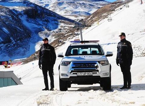 Qarlı hava: Polis vətəndaşlara belə kömək edir – Video