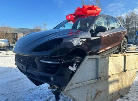 Kişi arvadına hədiyyə aldığı “Porsche” avtomobilini zibil qutusuna atdı