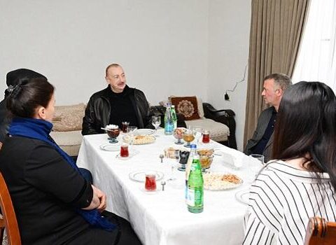 Prezident Xocalı sakinləri ilə süfrə arxasında