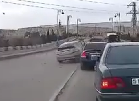 Bakıda qaydaları pozan “Prius” qəza törətdi – VİDEO