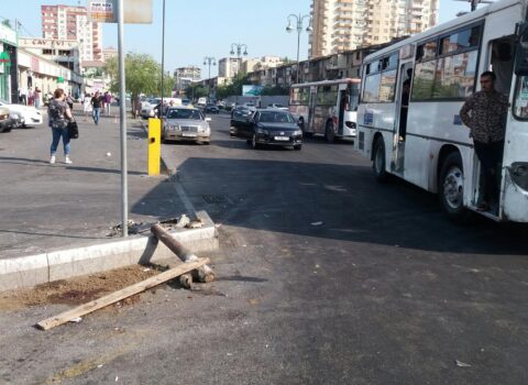 Güclü küləkdən yıxılan kişi avtobusun altında qaldı