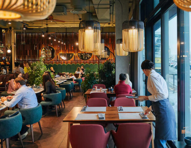 Müştərilərin NƏZƏRİNƏ: Restoranlardakı bu qayda böyük mübahisə yaradıb…