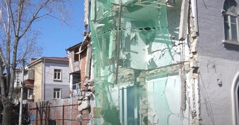 Daha bir tikinti şirkəti sakinlər evdə olarkən mənzilləri SÖKÜR? – VİDEO Daha bir tikinti şirkəti sakinlər evdə olarkən mənzilləri SÖKÜR? – VİDEO