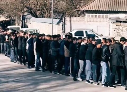 Azərbaycanda insanların düzüldüyü bu uzun növbənin səbəbi nədir? – VİDEO