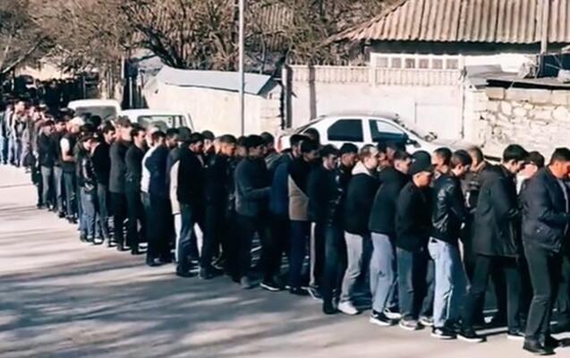 Azərbaycanda insanların düzüldüyü bu uzun növbənin səbəbi nədir? – VİDEO Azərbaycanda insanların düzüldüyü bu uzun növbənin səbəbi nədir? – VİDEO