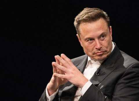 Trampla şam yeməyindən foto paylaşdı