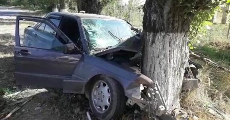 “Mercedes” ağaca çırpıldı, sürücü öldü “Mercedes” ağaca çırpıldı, sürücü öldü