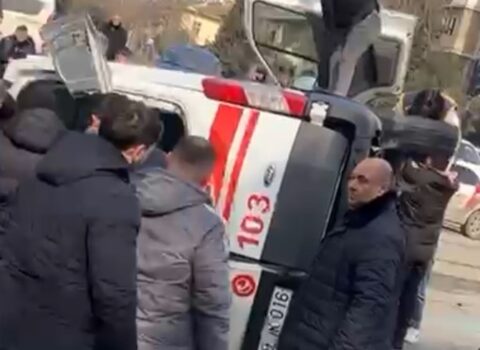 Bakıda təcili yardım avtomobili aşdı