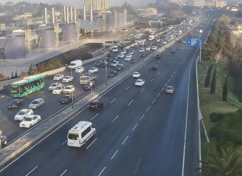 Bakının bir çox yollarında tıxac müşahidə edilir