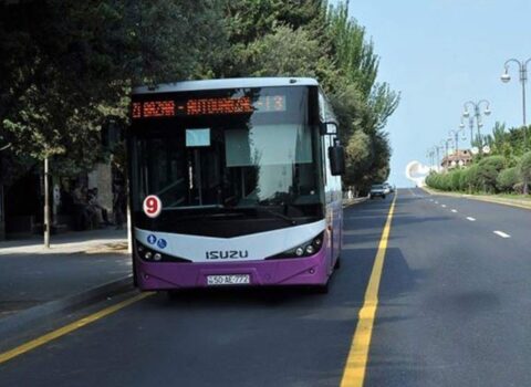Avtobusda biabırçılıq: Hamının gözü qarşısında görün nə etdi – VİDEO