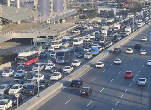 Bakının bir sıra yollarında nəqliyyatın sıxlığı yarandı