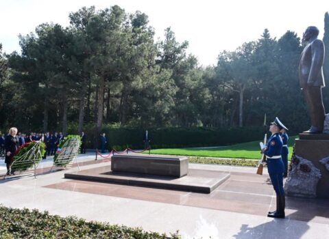 Matviyenko Heydər Əliyevin məzarını ziyarət etdi