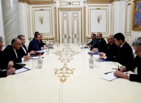 Nikol Paşinyan Abbas Əraqçi ilə ikitərəfli və regional məsələləri müzakirə etdi