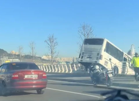 Bakıda qəribə hadisə: Sürücüsü olmayan avtobus qəza törətdi