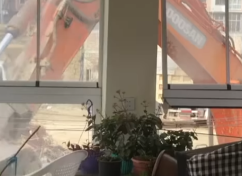 Evi başına uçurdulan qadın hadisənin detallarını açıqladı