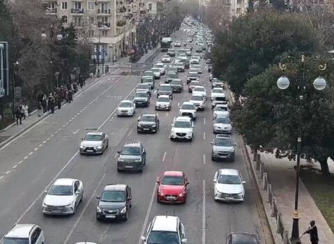 Bakının bir sıra yollarında nəqliyyatın sıxlığı müşahidə olunur