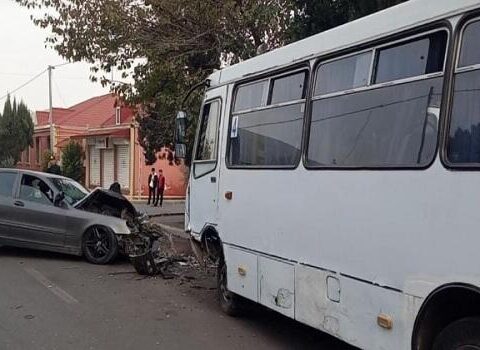 Gəncədə sərnişin avtobusu ilə minik maşını toqquşdu
