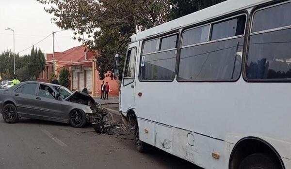 Gəncədə sərnişin avtobusu ilə minik maşını toqquşdu Gəncədə sərnişin avtobusu ilə minik maşını toqquşdu