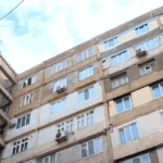 Başqasına məxsus evi satıb aradan çıxdılar: Bakı sakini aldadıldığını iddia edir – VİDEO