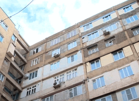 Başqasına məxsus evi satıb aradan çıxdılar: Bakı sakini aldadıldığını iddia edir – VİDEO