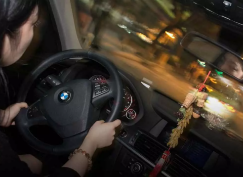500-dən çox cəriməsi olan qızın BMW-si əlindən alındı