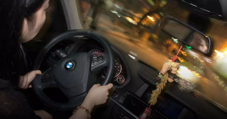 500-dən çox cəriməsi olan qızın BMW-si əlindən alındı 500-dən çox cəriməsi olan qızın BMW-si əlindən alındı