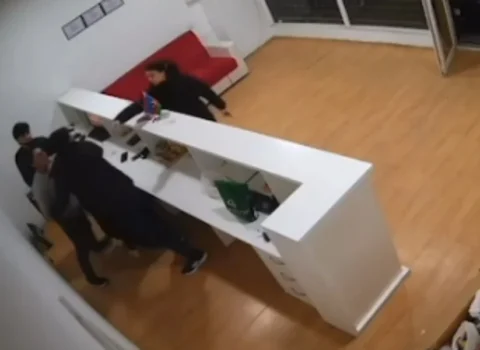 Bakıda çatdırılma şirkətində dava: Hücum edən şəxs saxlanıldı – VİDEO