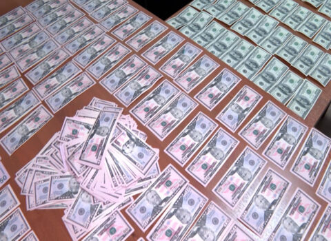 Bakıda saxta dollar satan dəstə tutuldu – VİDEO