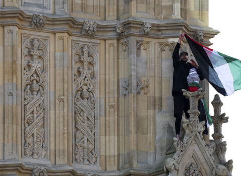 Fələstin bayrağı ilə “Big Ben”ə dırmaşdı – FOTO