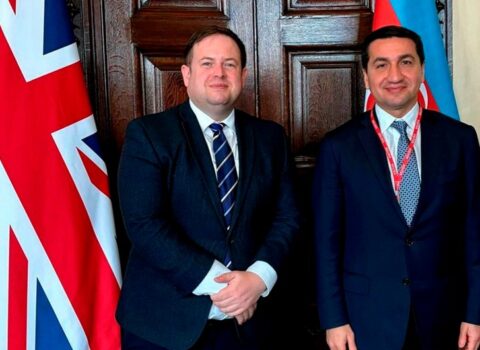 Hikmət Hacıyev Britaniyanın rəsmi şəxsləri ilə görüşdü