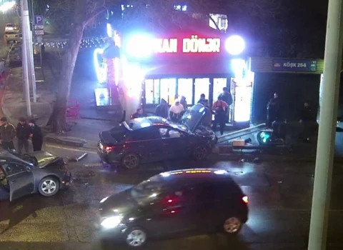 Bakıda yol-nəqliyyat hadisəsi oldu – İşıqfor yararsız vəziyyətə düşdü