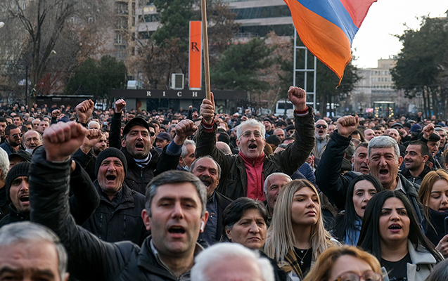 İrəvanda Paşinyanın qərarına etirazlar başladı