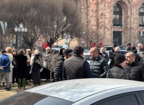 İrəvan sakinləri yenidən etiraza qalxdı: Paşinyanla görüş tələb edirlər
