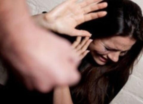 Gözəllik salonunun qarşısında stilist müştərisini döydü – QƏRAR