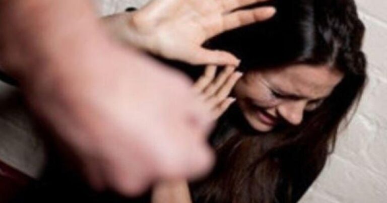 Gözəllik salonunun qarşısında stilist müştərisini döydü – QƏRAR Gözəllik salonunun qarşısında stilist müştərisini döydü – QƏRAR